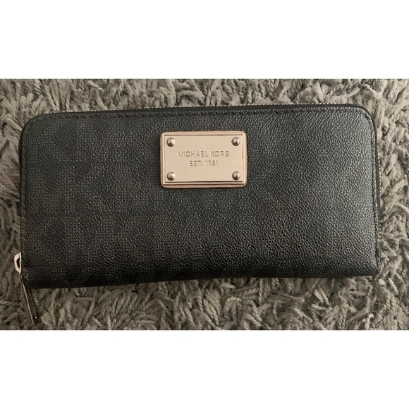 Michael Kors Handbags - Michael Kors Logo Wallet